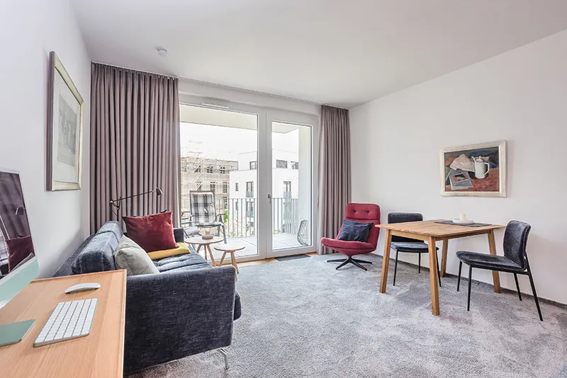 Stilsichere 2 Zimmer Wohnung mit Einbauküche und Balkon — photo 1